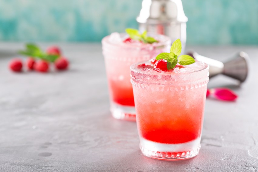 Szinte elviselhetetlen a kánikula, több fogy hűtött üdítőből és sörből, jeges limonádéból, fagylaltból. De tényleg képesek ezek az ételek és italok lehűteni a testünket?