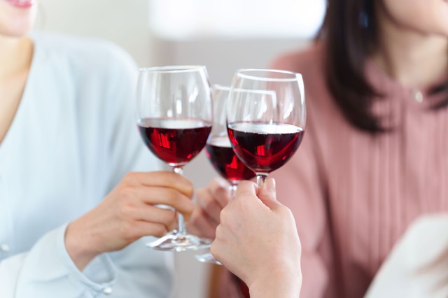 Fáj a feje a vörösbortól? Ez lehet az oka!