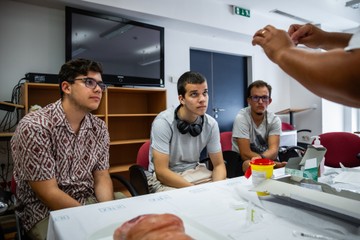 A 21 Nő az egészségügyért alapítvány mentorált diákjainak a látogatása a Heim Pál Országos Gyermekgyógyászati Intézetben.