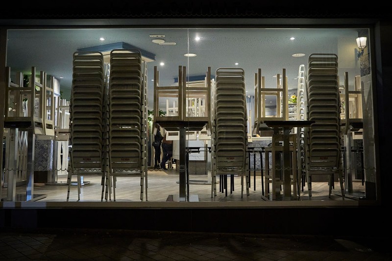 Kijárási tilalom, bezáró éttermek és iskolák: ezek a korlátozások lépnek életbe szerdától