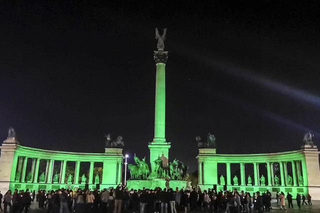 Zöldbe öltözik a Hősök tere a szervdonáció és transzplantáció világnapján