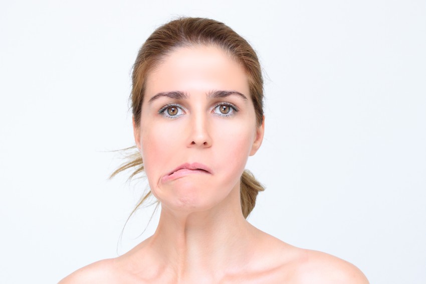 A sztrók jellemzően hirtelen kezdődik, a tünetek az agy érintett területétől függnek. Minél kiterjedtebb az érintett agyterület, annál több funkciót veszíthet el a beteg. Ha a tünetek egy-két óránál rövidebb ideig tartanak, TIA-ról, azaz átmeneti iszkémiás rohamról, más néven mini stroke-ról beszélünk. A TIA az agy, a gerincvelő vagy a retina véráramlásának megszakadása révén létrejövő rövid ideig tartó neurológiai működési zavar, szövetelhalás nélkül. Mivel a sztrók előjele lehet, érdemes komolyan venni, hiszen mindenképp az agyi vérkeringés rendellenességére utal.