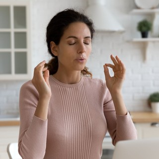 6 légzőgyakorlat, amely valóban segít csökkenteni a stresszt és a szorongást című cikk nyitóképe