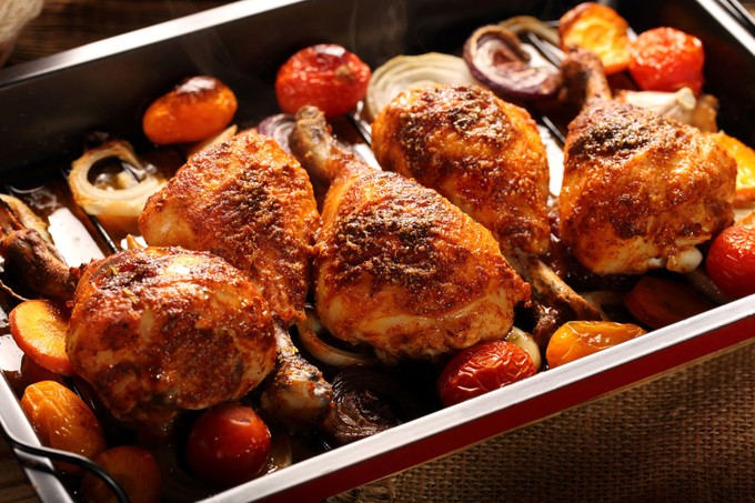 Könnyű vacsora: sütőben sült rozmaringos csirke zöldségekkel című cikk nyitóképe