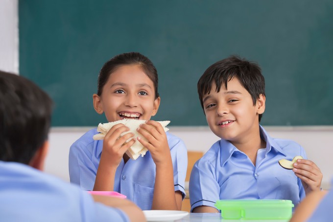 Kitiltják az ultrafeldolgozott élelmiszereket és energiaitalokat a spanyol iskolákból című cikk nyitóképe