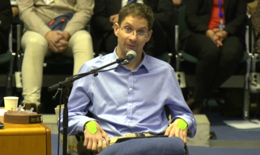 Már szinte lehetetlen kivenni Karsai szavait: ágyhoz kötött, mozgásképtelen, nem tud önállóan enni, és a nyelés is nehézséget okoz számára.