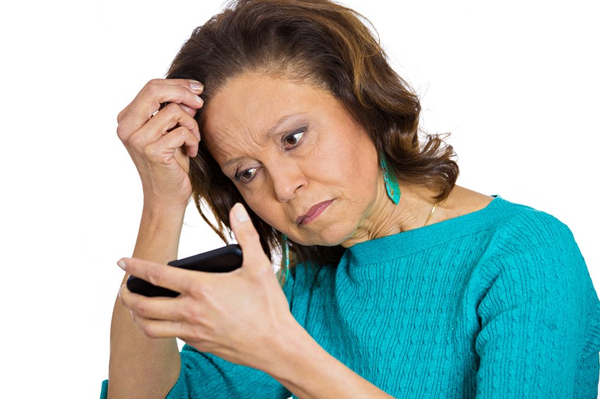 Az androgén alopeciát számos tényező okozhatja, melyek a hormonok működéséhez kötődnek, nőknél beleértve néhány petefészekcisztát, magas androgén tartalmú fogamzásgátló tabletta szedését, terhességet és menopauzát is. 