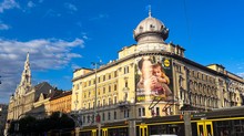 Autó tarolta le a villamosmegállót a Blaha Lujza téren vasárnap délután  című cikk nyitóképe