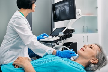 Pajzsmirigy problémára gyanakszik? Ezek a vizsgálatok a legfontosabbak