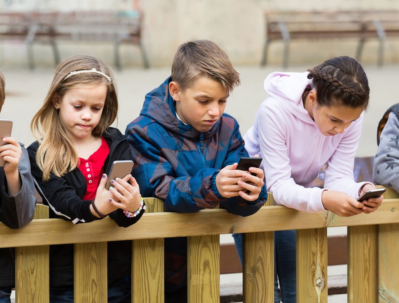 okostelefon, gyerek, viselkedési zavar, autizmus