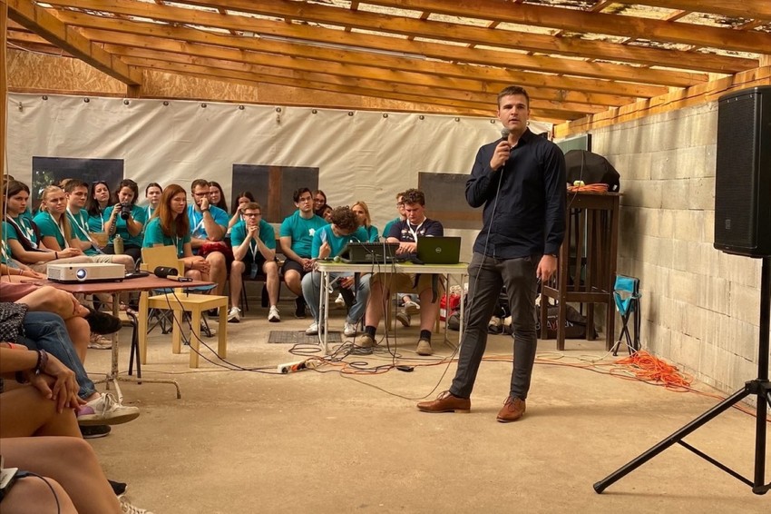 Dr. Együd Dávid előadás közben