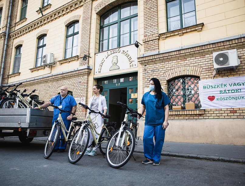 Kerékpárokat kaptak a Szent László Kórház dolgozói.