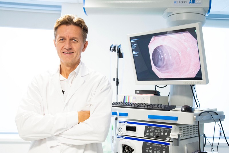 Hamis felvétel terjed dr. Schwab Richárdról - mesterséges intelligenciával hamisították a videót