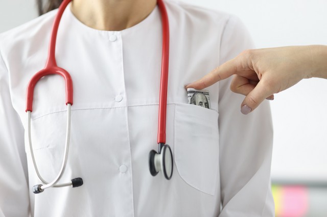 Pénzt kért az orvos az ingyenes ultrahangos vizsgálatért - komoly büntetést kapott érte