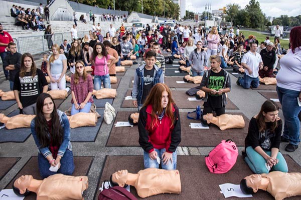 150 gyakorló babán 982-en tanulták meg az újraélesztés lépéseit Szegeden