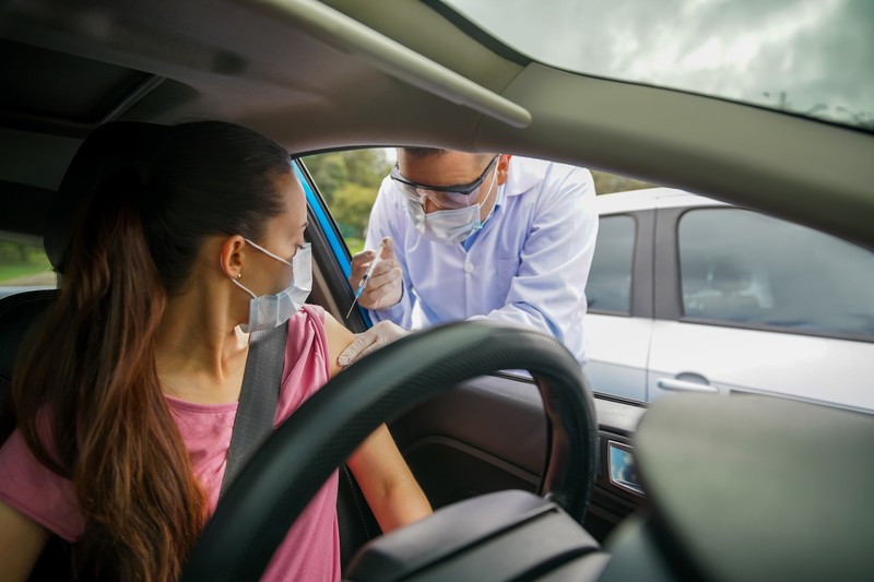 Koronavírus: előjegyzés nélkül oltanak Pfizerrel autós oltóközpontokban a szomszédban