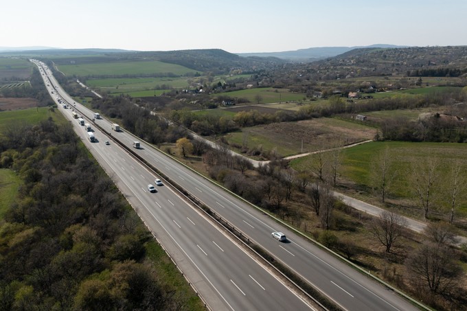 Halálos áldozata is van az M1-es autópályán szerda délután történt balesetnek című cikk nyitóképe
