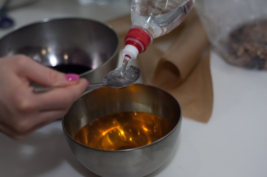 Az ecetes, vagy almaecetes lábfürdő régi, bevált házi módszer a körömgoma ellen.