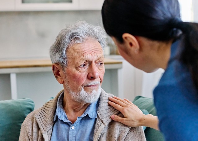 Amikor leszáll az este: mégis mi történik a demenciával élőkkel napnyugta után?