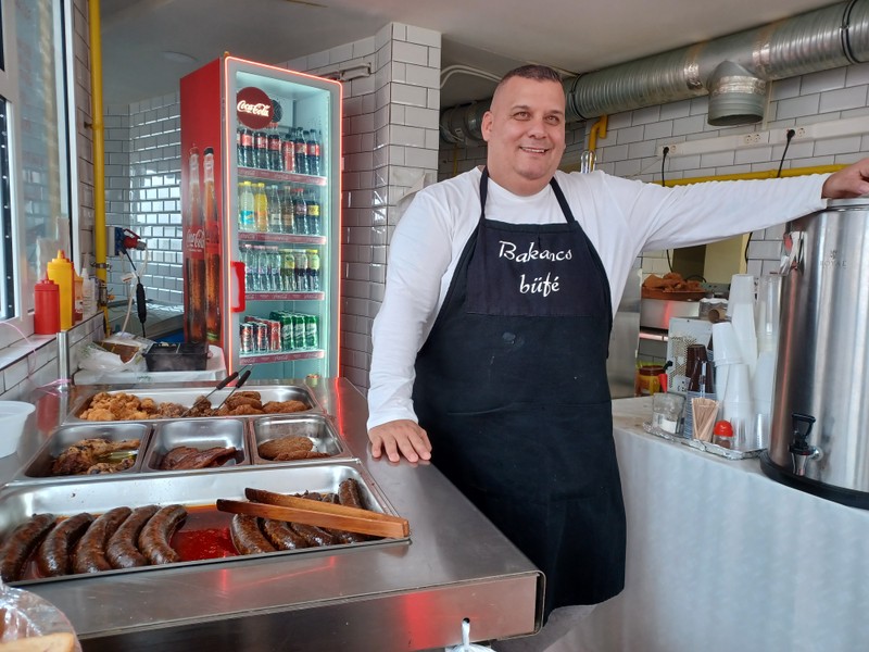 Nem tudja elviselni, ha kukából eszik valaki: a pesti büfés senkit sem hagy éhezni