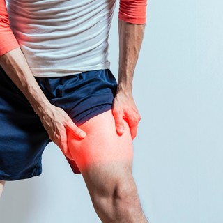 Tompa vagy éles fájdalom a belső combban: sérv, endometriózis és vesekő tünete is lehet című cikk nyitóképe