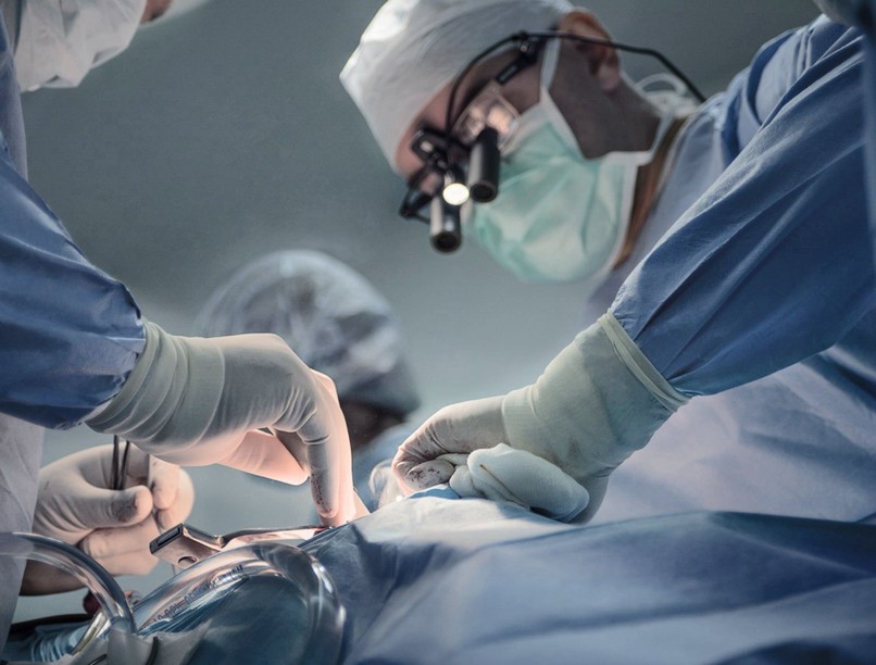 orvos lánya lyuk beteg fej