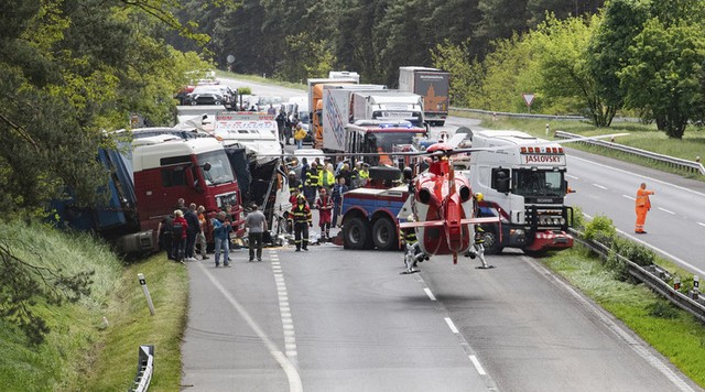 Magyar buszbaleset Szlovákiában: 8 sérült kritikus állapotban van