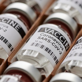 Omikron elleni vakcina: megérkezett Magyarországra az első szállítmány című cikk nyitóképe
