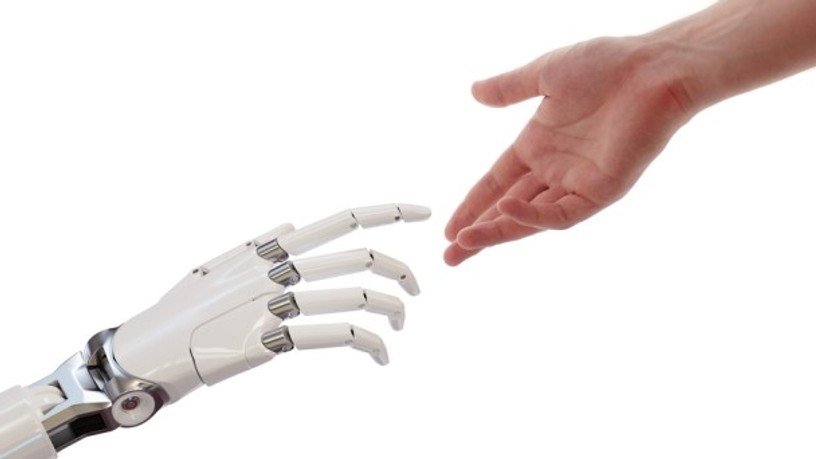robot_kez_vs_emberi_kez