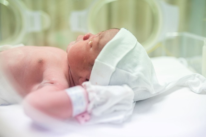 Először adtak agykárosodott újszülötteknek terápiás céllal anyatejet orrjáratba hazánkban című cikk nyitóképe
