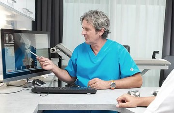 A robotasszisztált protézisműtétekkel tulajdonképpen új korszak kezdődött a szakmában: a páciensek régebben külföldre mentek a csúcstechnológiás műtétekért, most hozzánk jönnek külföldről ugyanezért – hangsúlyozta dr. Knoll Zsolt PhD, az Ortopéd Robotsebészeti Centrum vezetője.