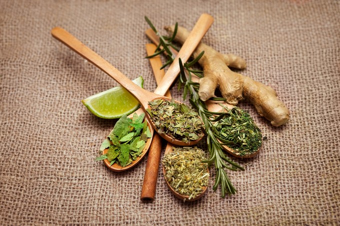 10 gyulladáscsökkentő gyógynövény, ami csillapíthatja a fájdalmat című cikk nyitóképe