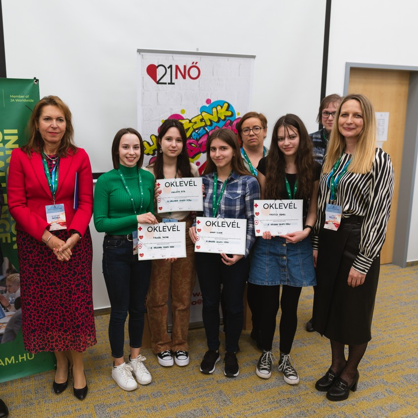 A legjobb üzleti terv díja a 9. csapaté:Kalmár Petra, Horváth Zita, Skorcov Tünde és Kristóf Ágnes