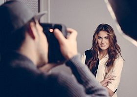 Véradásra buzdít a gyönyörű úszónő