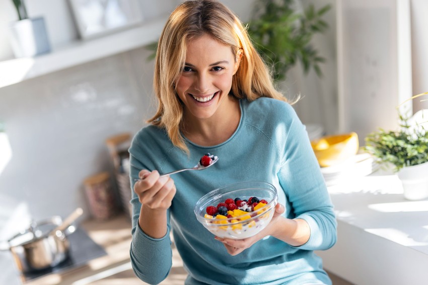 A szabadgyökök károsan befolyásolják az egészséges sejteket, elősegítik az öregedési folyamatokat. Legfőbb ellenségük az antioxidánsok, amelyeket megfelelő táplálkozással könnyen megadhat a szervezetének.