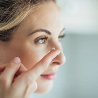 Nyáron megnő a kontaktlencse miatti fertőzés kockázata - így védheti meg szemét című cikk nyitóképe