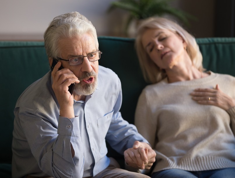 szívinfarktus tünet különbség nők férfiak mellkasi szorítás fájdalom szédülés