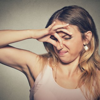 Bármennyit is fürdik, mégis rothadó halszagot áraszt a fiatal nő egy ritka betegség miatt című cikk nyitóképe