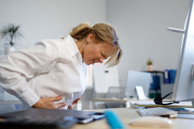 Görcsös hasi fájdalom? Ne várjon, ha ezt tapasztalja, hívjon azonnal mentőt!