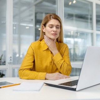 Idegesítő krákogás, köhécselés – ez a rejtett probléma is okozhatja című cikk nyitóképe