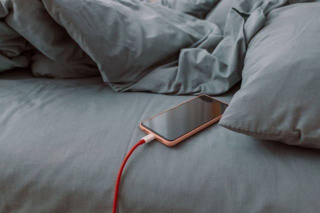 Miért válhat tűzveszélyessé a telefonja? Egy rossz szokás, ami akár az életébe is kerülhet