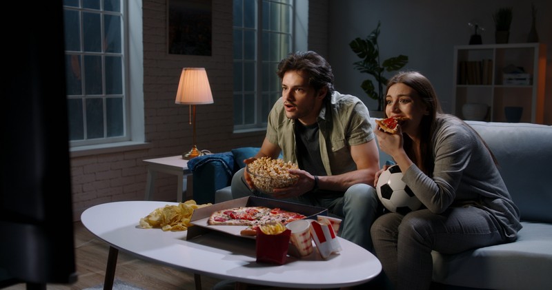 Káros-e, ha tévénézés közben eszünk, vagy nem? Ezt derítették ki a tudósok