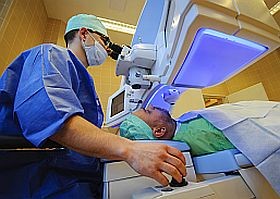 Orvosi csodák: a debreceni szemklinika új lézerkészüléke