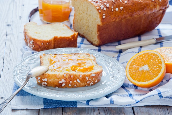 Húsvéti recept: puha mandulás kalács házi narancsmártással című cikk nyitóképe