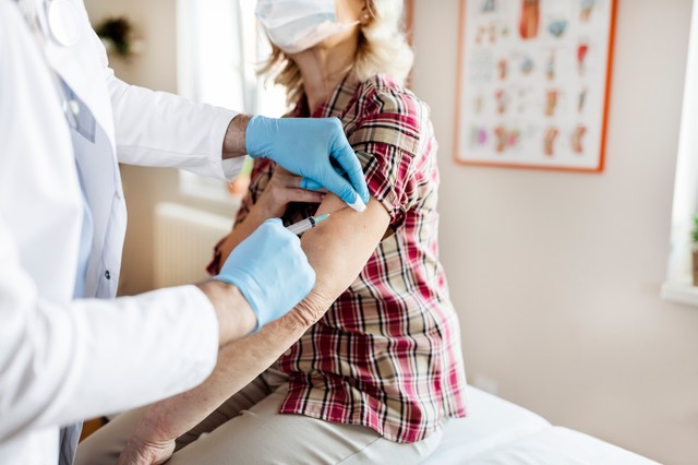 Pfizer: több antitest termelődik, ha a 2. dózist 12 hétre adják be