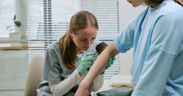 A bőrrák nem mindig anyajegy: egy hetek óta nem gyógyuló seb is figyelmeztető jel lehet