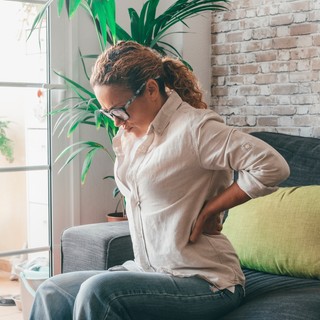 Miért fáj a derekunk, ha sokat állunk egy helyben? című cikk nyitóképe