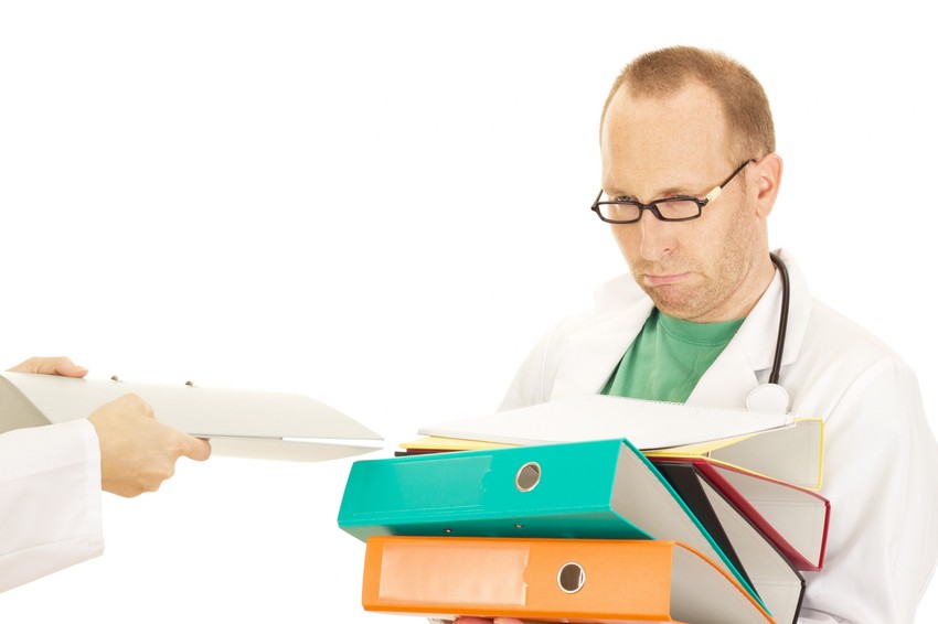 Időrendben vagy szakterület szerint? Mindig csak azt vigyem, ami épp az adott szakvizsgálat miatt gondolom, hogy kell, vagy az egész levéltárat, amivé lassan kinövi magát?