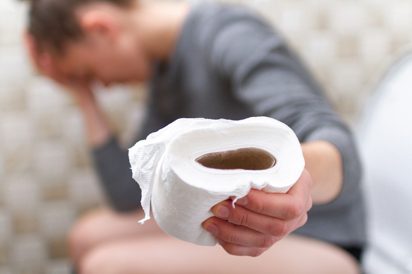 A hasmenéshez társulhatnak bizonytalan hasi panaszok, puffadás, erőteljes bélmozgás (bélszelek távozásával), hányinger, hányás, gyakori székürítési inger, láz, gyengeség, fáradékonyság. Néhány kórokozó esetében a hasmenés véres székletürítéssel jár.