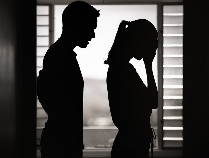 bántalmazó kapcsolat jel, bántalmazás